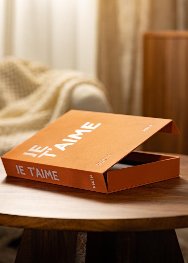 KAILA JE T'AIME - Coffee Table Photo Album (60 Melni Lappuses / 30 loksnes)