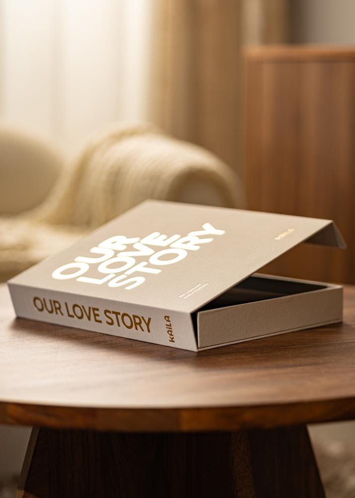 KAILA OUR LOVE STORY Creme - Coffee Table Photo Album (60 Melni lapas)