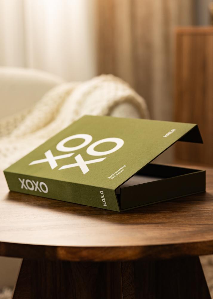 KAILA XOXO Olive - Coffee Table Photo Album (60 Melni Lappuses / 30 loksnes)