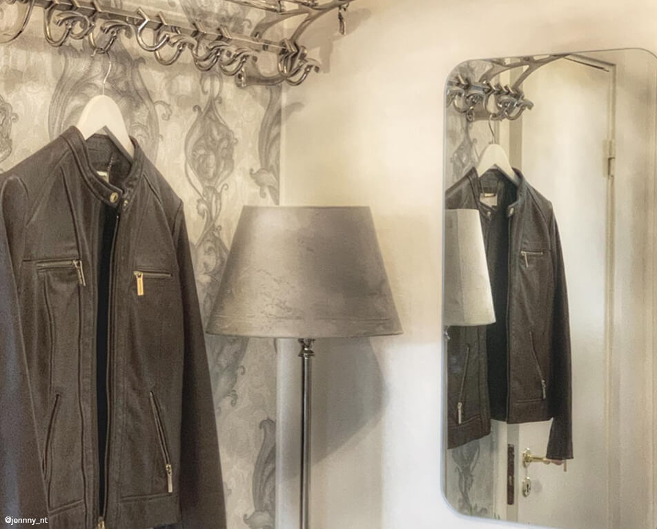 Priekšnama iekārtojums - cepuru plaukts un āķi no metāla, taisnstūra spogulis un pelēka lampa