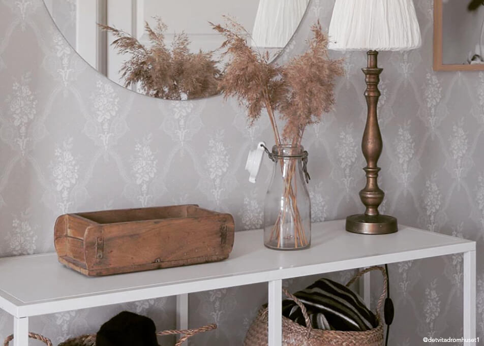 Priekšnama iekārtojums - maza glabāšana koka traukā, apaļais spogulis, bronzas lampa